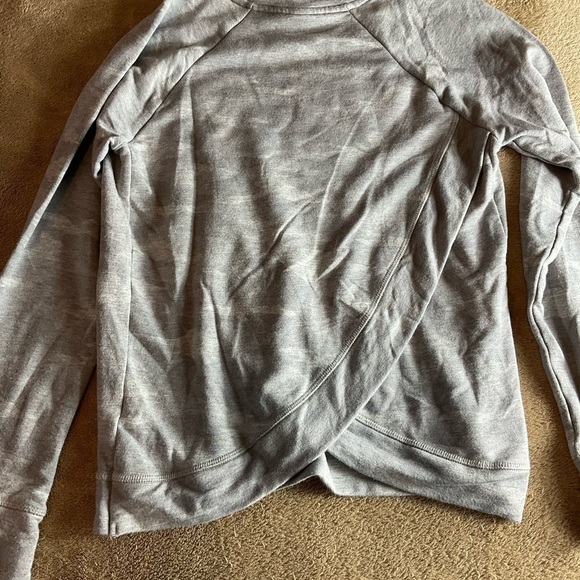 Athleta Girls Grey Camo Sweatshirt Cross Cross Back Sz 14 - Picture 2 of 4